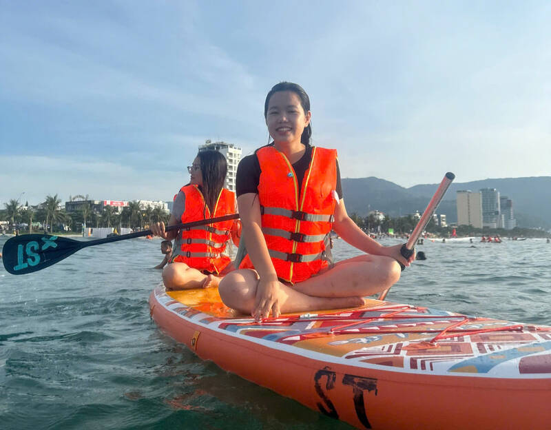 Experimenta el nuevo dia montando SUP en la playa de Da Nang. Foto: Thu Giang