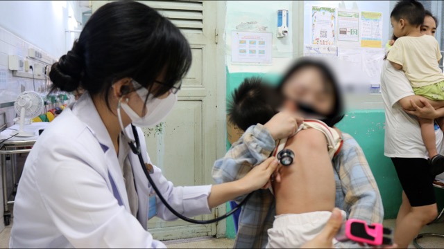 子供が喘鳴、咳の兆候がある場合は、呼吸器系の影響がある可能性があるため、病院に連れて行く必要があります。写真:Nguyen Ly