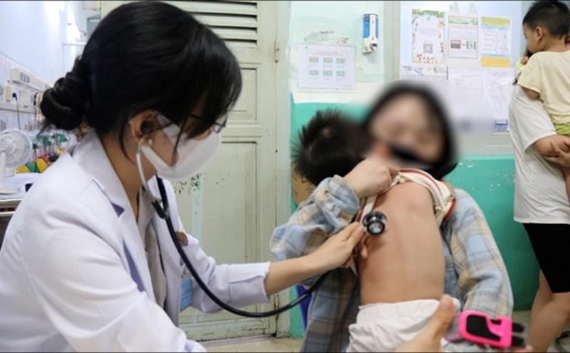 When children show signs of wheezing, coughing a lot... they need to be taken to the hospital because they may be affected by respiratory problems. Photo: Nguyen Ly