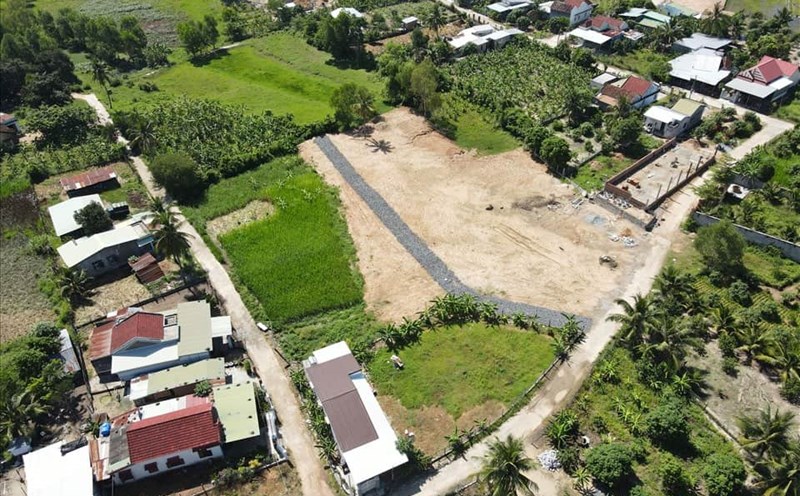 With a long overdue land record after the merger, a commune in Khanh Hoa has apologized to its citizens. Photo: Huu Long