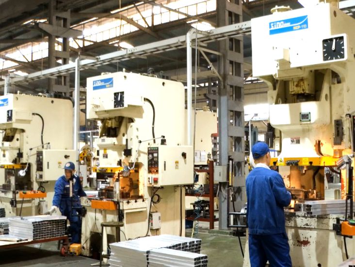 Z131의 기계 생산 및 가공 과정에서 중요한 부분인 냉간 프레스 생산 라인에서 일하는 노동자. 사진: 민 응우옌