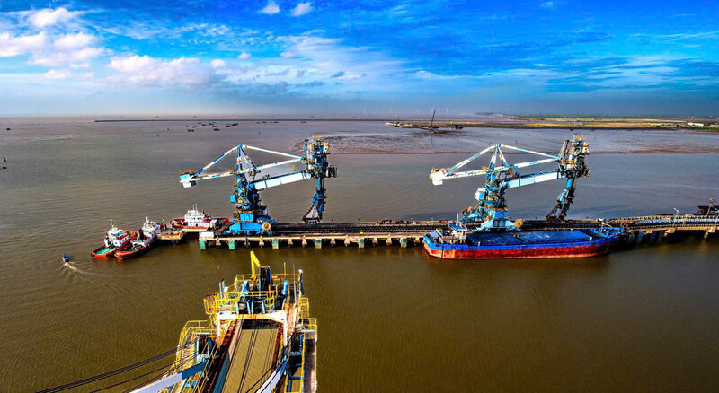 貨物の積み込み、コンテナ輸送活動は港で賑わい、地方経済を促進しています。写真:Hoang Loc