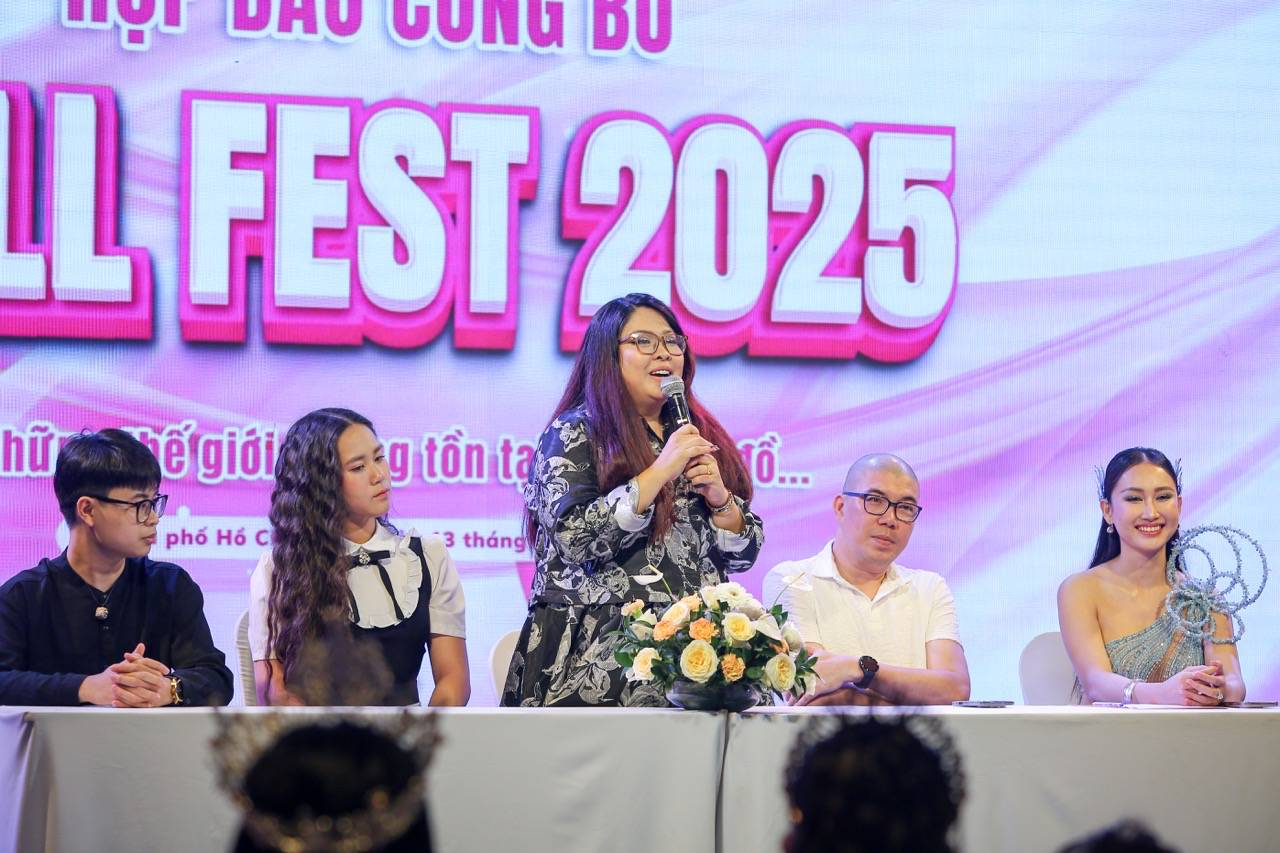 Designer Phuong Ho and the artists shared at the press conference. Photo: Organizing Committee.