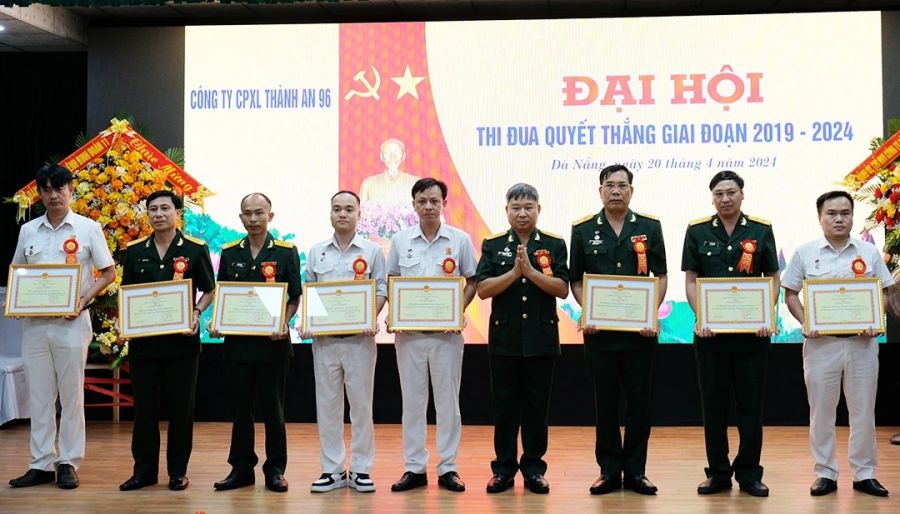 탄안 96 건설 합자회사는 2019-2024년 결의 승리 경쟁 운동에서 모범적인 단체 및 개인을 표창하고 포상합니다. 사진: 회사 제공