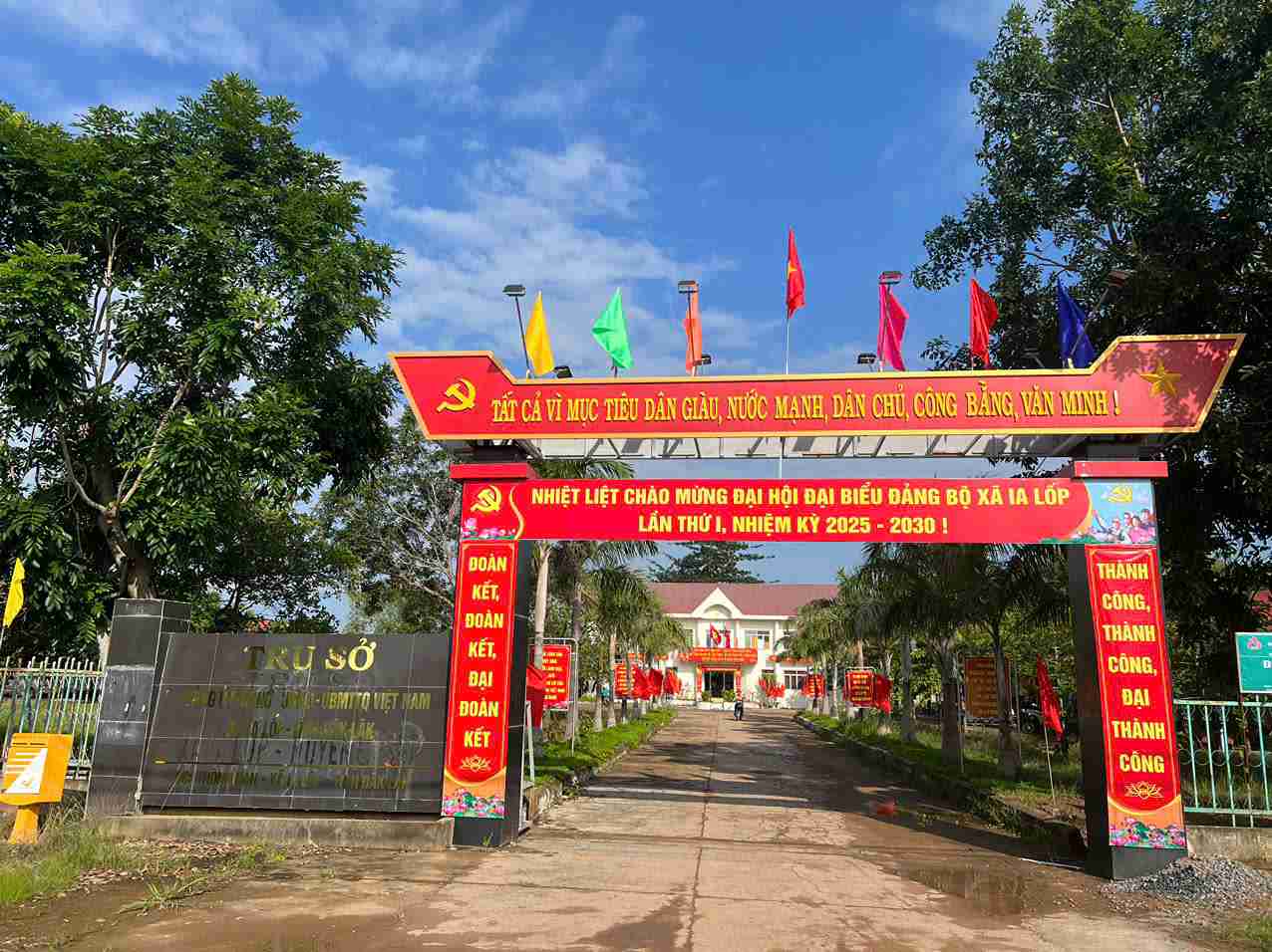 Ia lop border commune (Dak Lak province) did not accept flowers or gifts to congratulate the congress and asked to be exchanged for gifts for orphaned students. Photo: Bao Trung