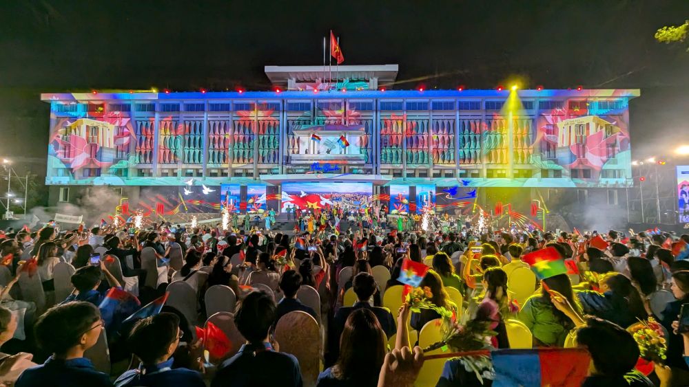 ホーチミン市統一教会のホールは、3Dマッピングのパフォーマンスで輝きを放ち、1975年4月30日、ベトナム独立解放50周年(2025年4月30日～4月30日)を記念する英雄的な歴史の光景を語っています。写真:Anh Tu