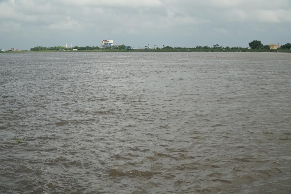 A border guard officer had an accident while repairing the Day River (in Ninh Binh province) and died. Photo: Ha Vi