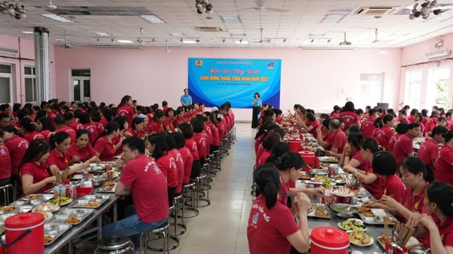 Bữa cơm Công đoàn tại trụ sở May 10 - Hà Nội nhân dịp Tháng Công nhân 2025. Ảnh: Tổng Công ty May 10