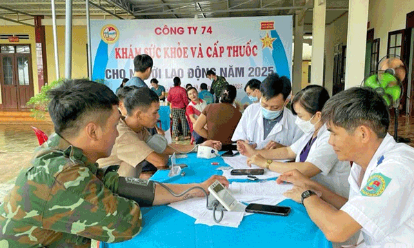Army Corps 15 organizes medical examination and treatment for workers in the border area. Photo: Thanh Tuan