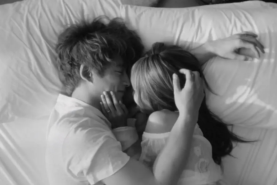 Lisa Blackpink hugs the Japanese actor. Photo: Lotte.