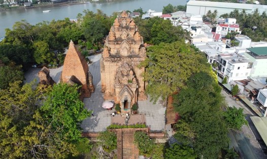 Trung tâm Bảo tồn Di tích tỉnh Khánh Hòa đang lập quy hoạch tổng thể di tích quốc gia đặc biệt Tháp Bà Ponagar để trình cấp có thẩm quyền phê duyệt. Ảnh: Hữu Long