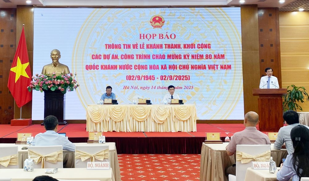 250 projects were started and inaugurated with a total capital of 1.28 million billion VND on the occasion of National Day 2.9, including 22 social housing projects. Photo: Pham Dong