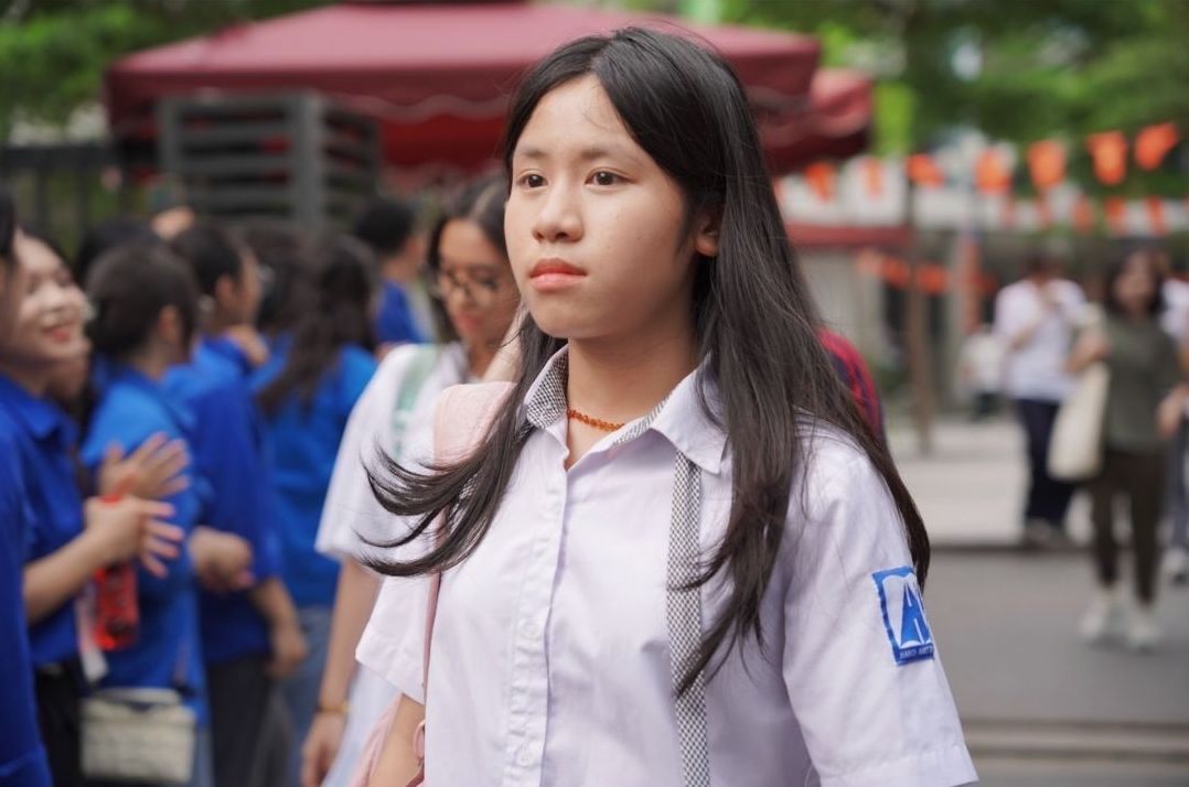 Many parents and students are interested in the tuition fees of universities. Photo: Vu Linh