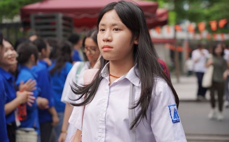 Many parents and students are interested in the tuition fees of universities. Photo: Vu Linh