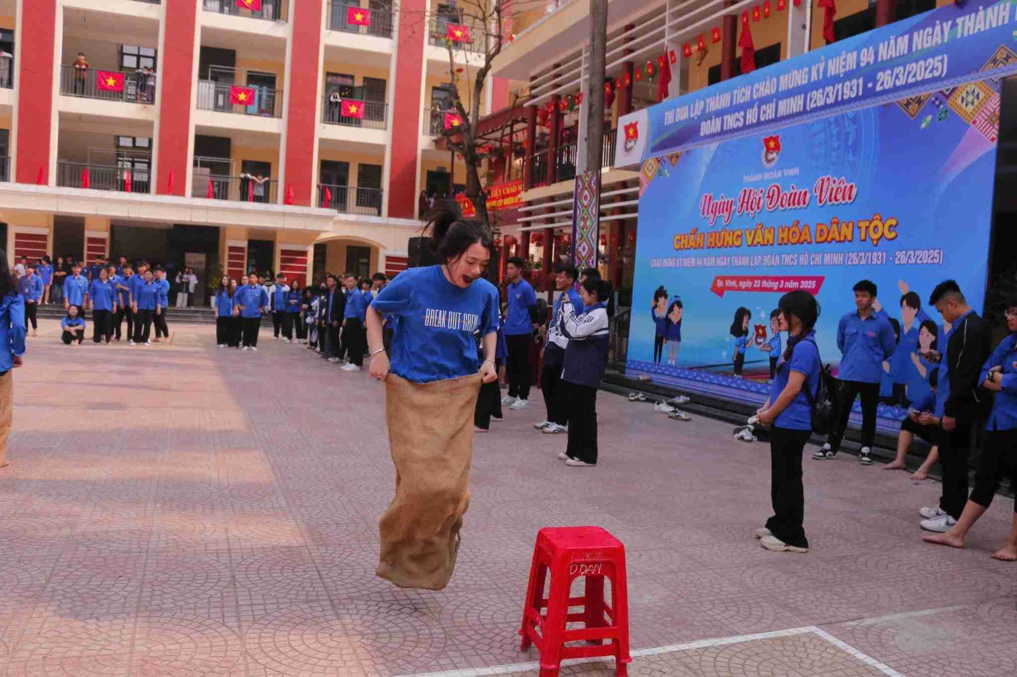 Students of Huynh Thuc Khang High School (Nghe An province) in an extracurricular activity. Photo: Ngoc Anh