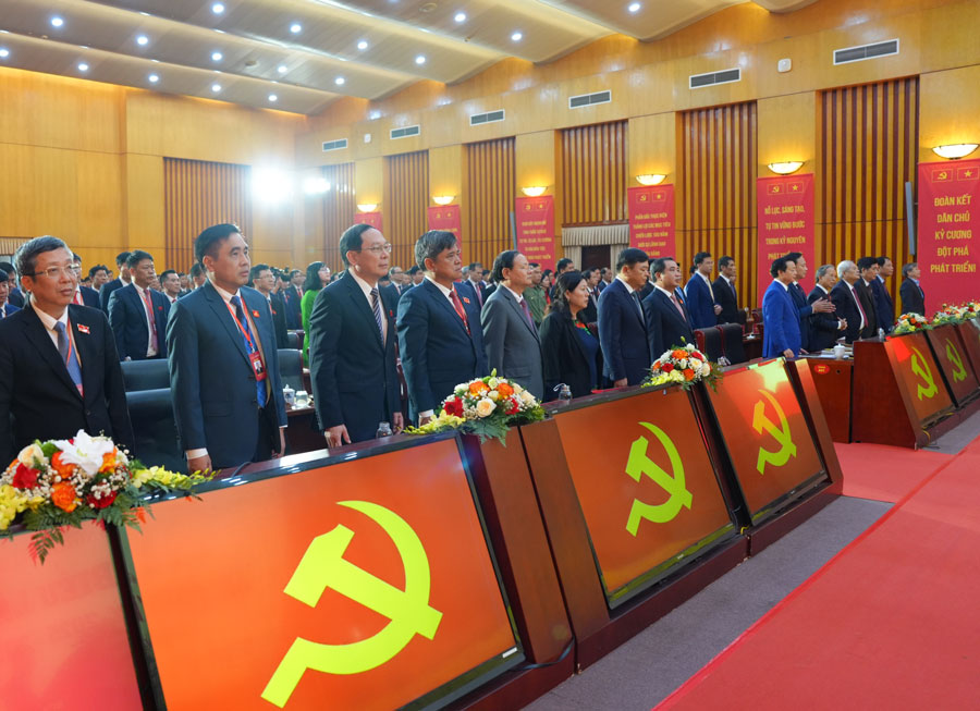 Cac dai bieu tham du nhat tri cao voi cac van ban, chi dao tai Dai hoi. Anh: Dinh Hiep. 