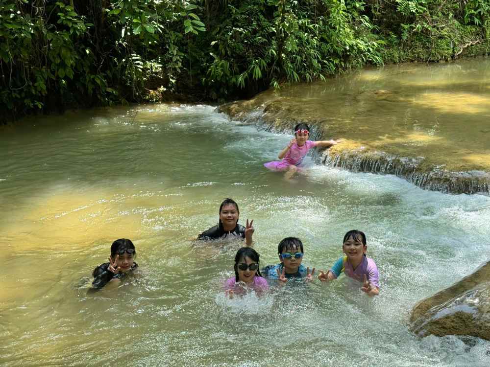 Nhung ho nuoc tu nhien giua long suoi rat thich hop de boi loi.