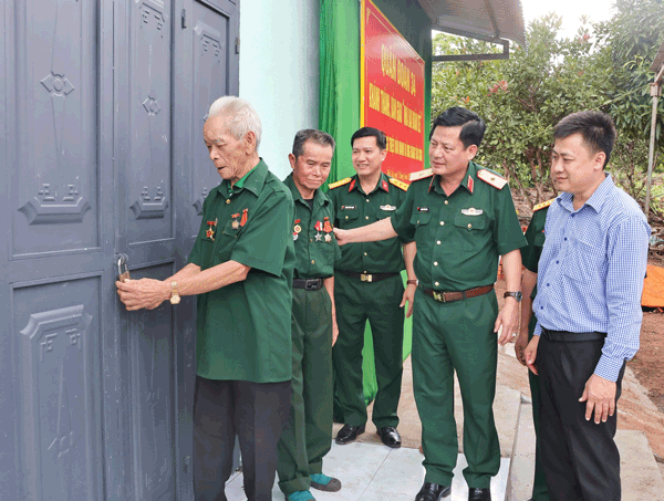 군단의 지원으로 새롭고 웅장한 집을 지은 주민들이 기뻐하고 있습니다. 사진: 탄 뚜언