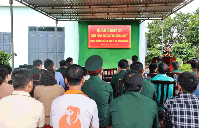 Le khanh thanh, ban giao nha cho hai ho dan. Anh: Thanh Tuan 