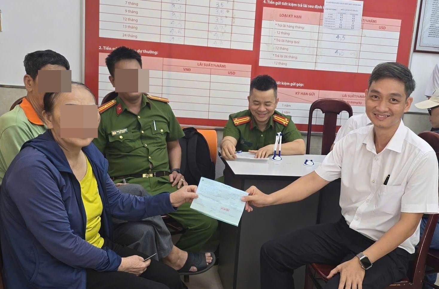 Pさんが送金したことを阻止した後、ダナン警察は銀行と協力して、Pさんに3億ドンを返還する手続きを完了しました。写真:バオ・ゴック