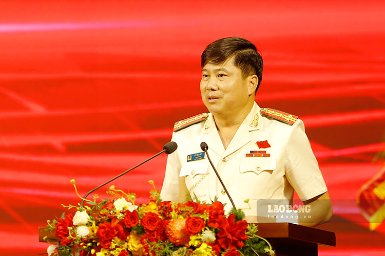 Vu Van Dau大佐 - ディエンビエン州警察のディレクターがお祝いで話しました。写真：Quang Dat