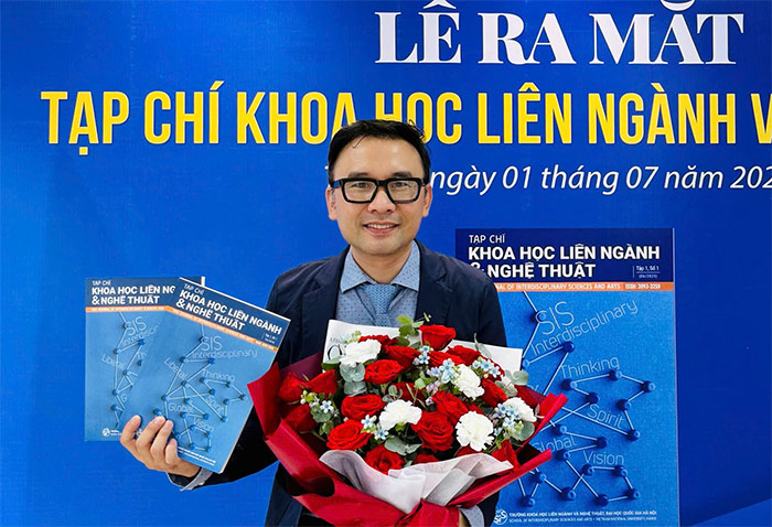 Associate Professor, Dr. Nguyen Viet Khoi - Vice Principal of the School of Interdisciplinary Sciences and Arts, Hanoi National University, and Editor-in-Chief of the Journal of Interdisciplinary Sciences and Arts. Photo: Character provided