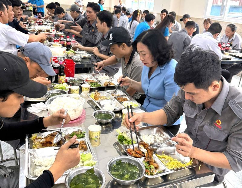 타이 투 쓰엉 베트남 노동총연맹 상임 부위원장(두 번째 눈 오른쪽에서)이 프레다에 참석했습니다. 카수미나 노동자와 함께하는 누드 노동조합 식사. 사진: 득 롱
