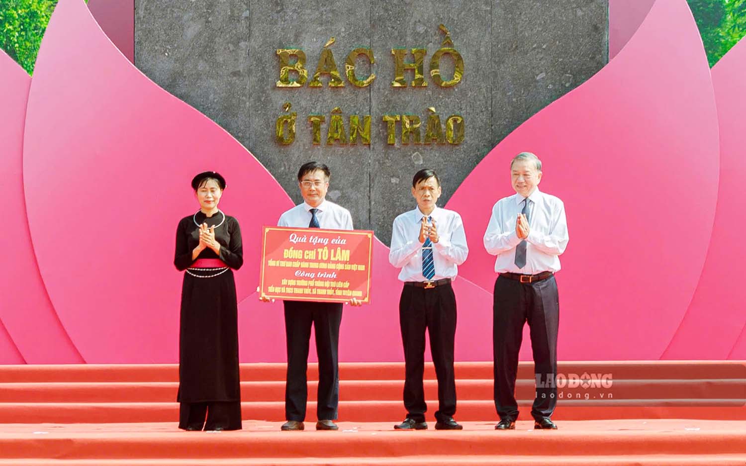Tong Bi thu To Lam cung trao tang kinh phi xay dung Truong Trung hoc Pho thong Noi tru lien cap Tieu hoc va Trung hoc co so xa Thanh Thuy, tinh Tuyen Quang. Anh: Nguyen Tung.