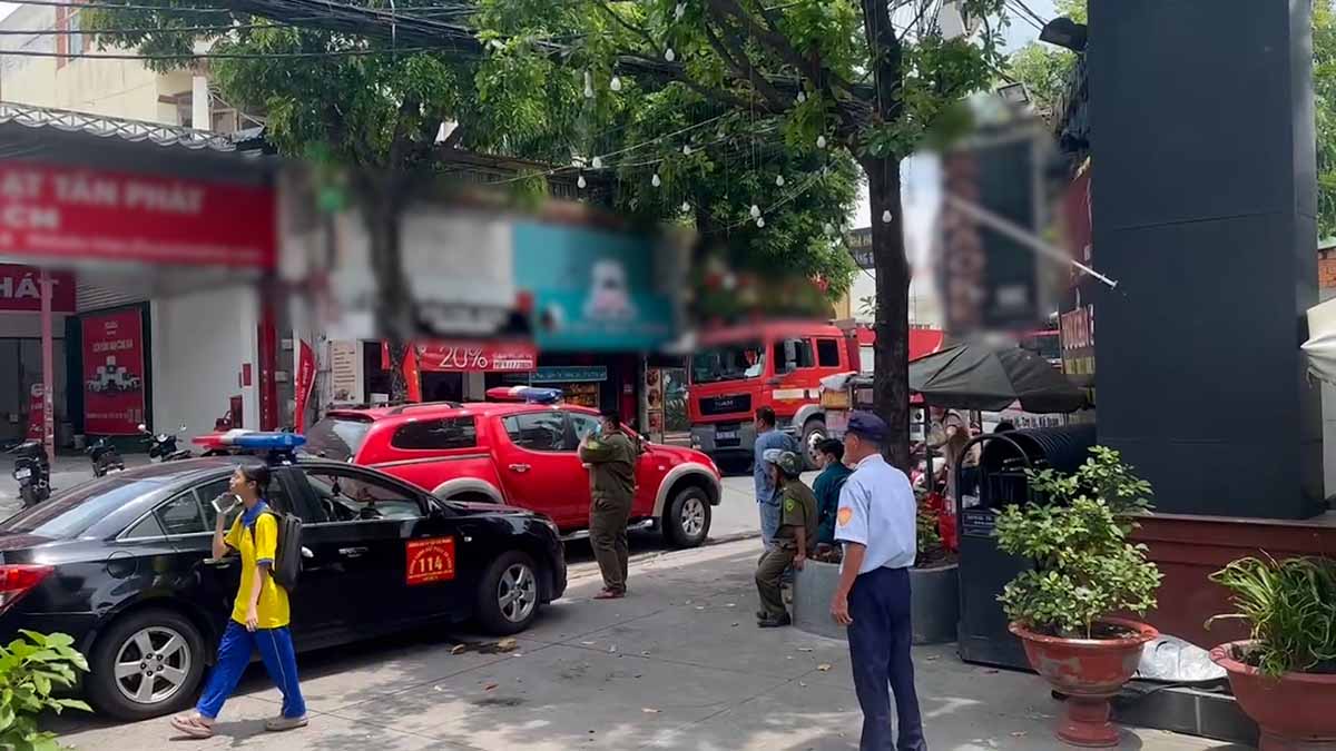 A large fire at a restaurant in Ho Chi Minh City, a column of smoke rising tens of meters high. Photo: Dong Hoang