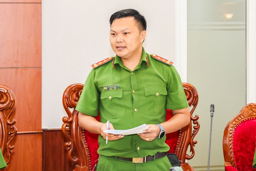 Dai uy Nguyen Thanh Duy - Pho Doi truong Phong Canh sat Thi hanh an hinh su va Ho tro tu phap thong qua ket qua tham dinh ho so nguoi chap hanh an hinh su tai cong dong. Anh: Cong an Can Tho