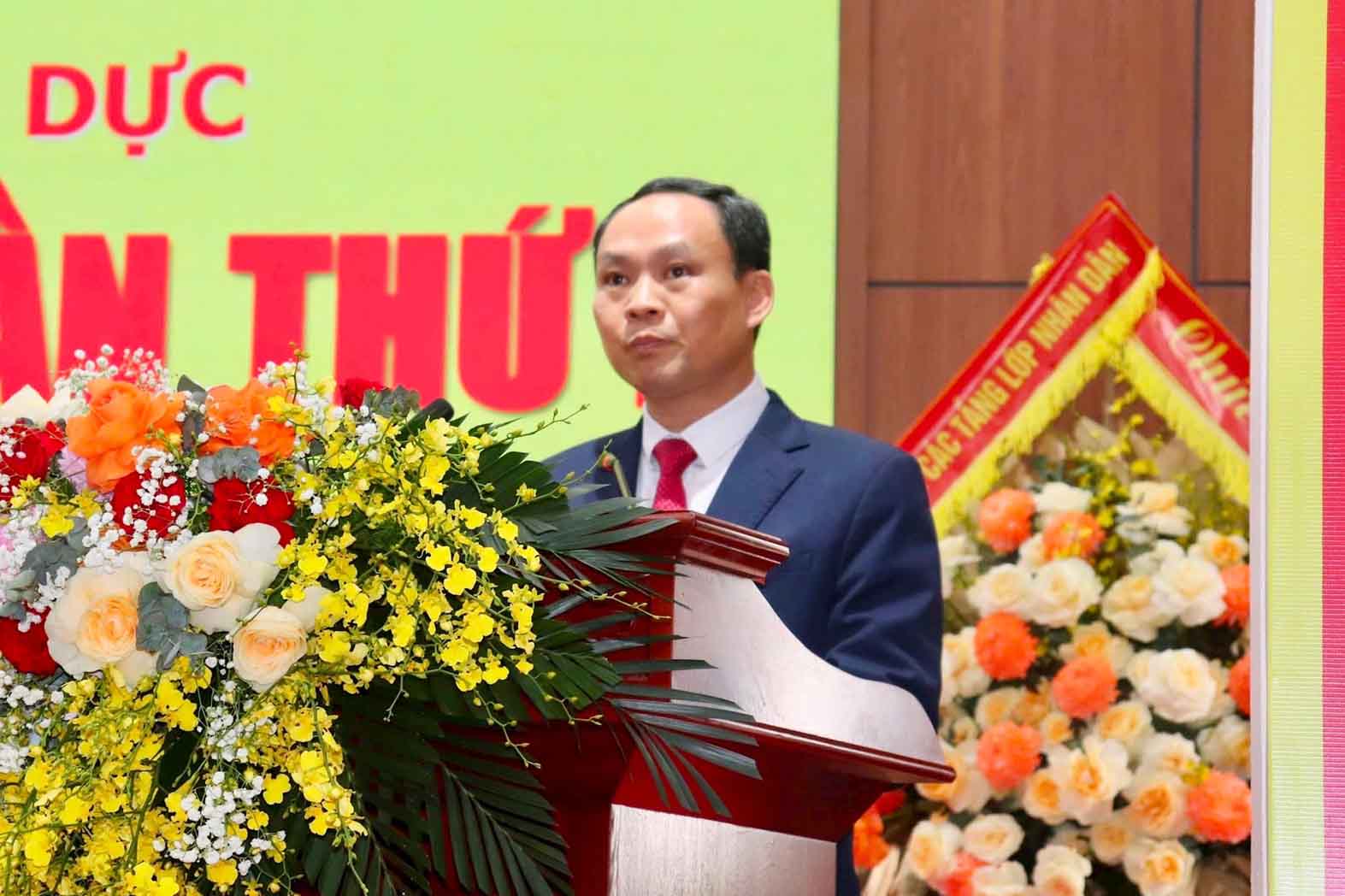 Former Chairman of Phu Xuyen District People's Committee Le Van Binh was appointed to hold the position of Secretary of the Phuong Duc Commune Party Committee, term 2025-2030. Photo: Son Tung
