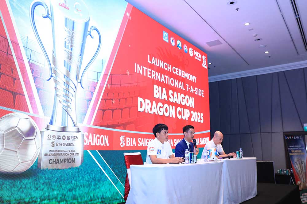 Toan canh buoi hop bao cong bo giai. Anh: VietFootball