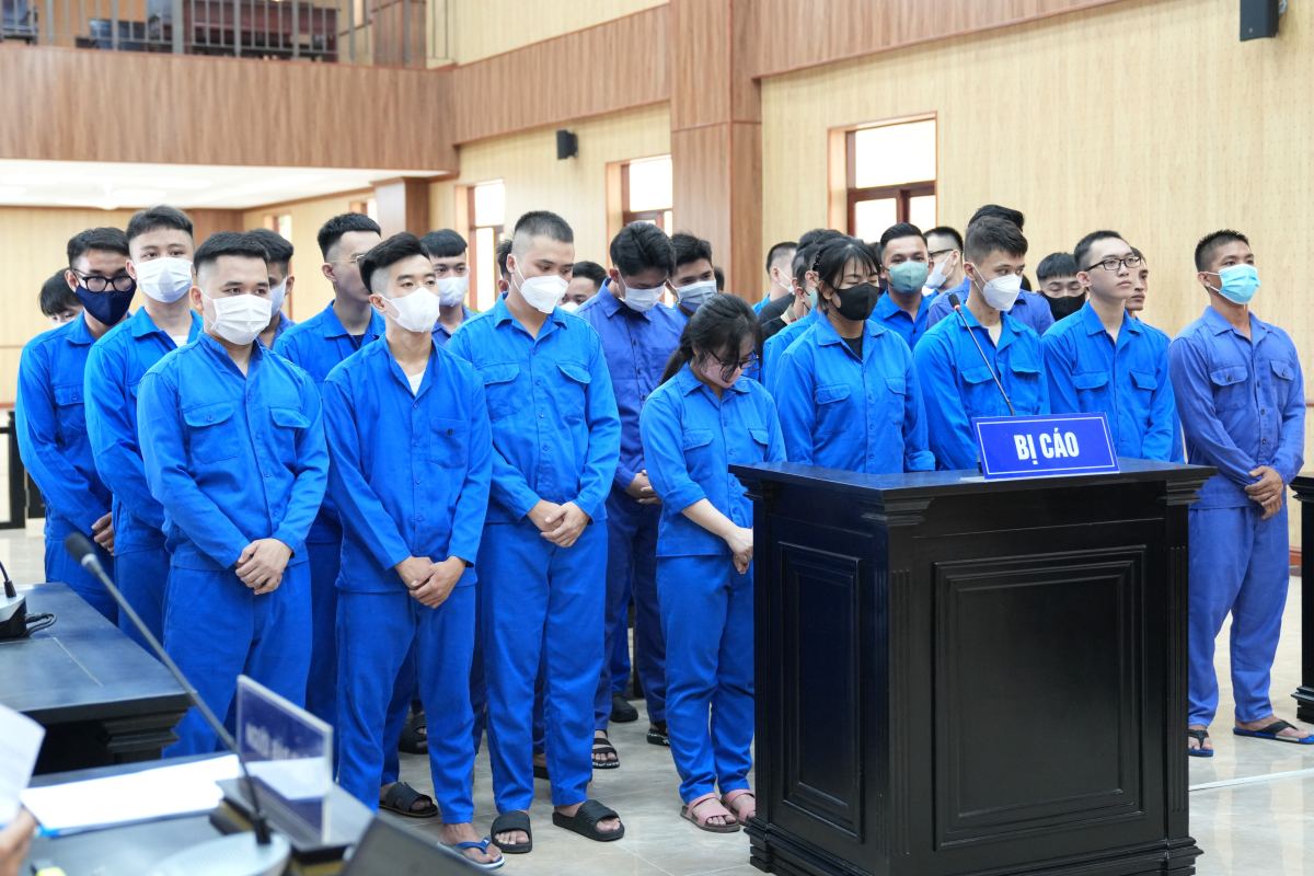 Các bị cáo trong phiên tòa xét xử về hành vi chiếm đoạt tài sản ngày 14.8. Ảnh: Thành An