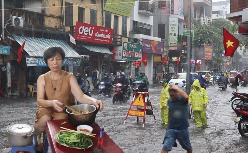 Hanoi has heavy rain, people leave their meals unused and run away from flooding