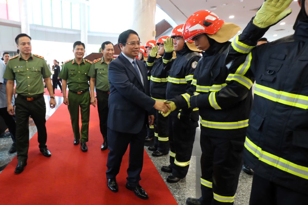 Thu tuong Pham Minh Chinh bat tay, tham hoi luc luong Canh sat PCCC va cuu nan, cuu ho. Anh: Duy Anh  