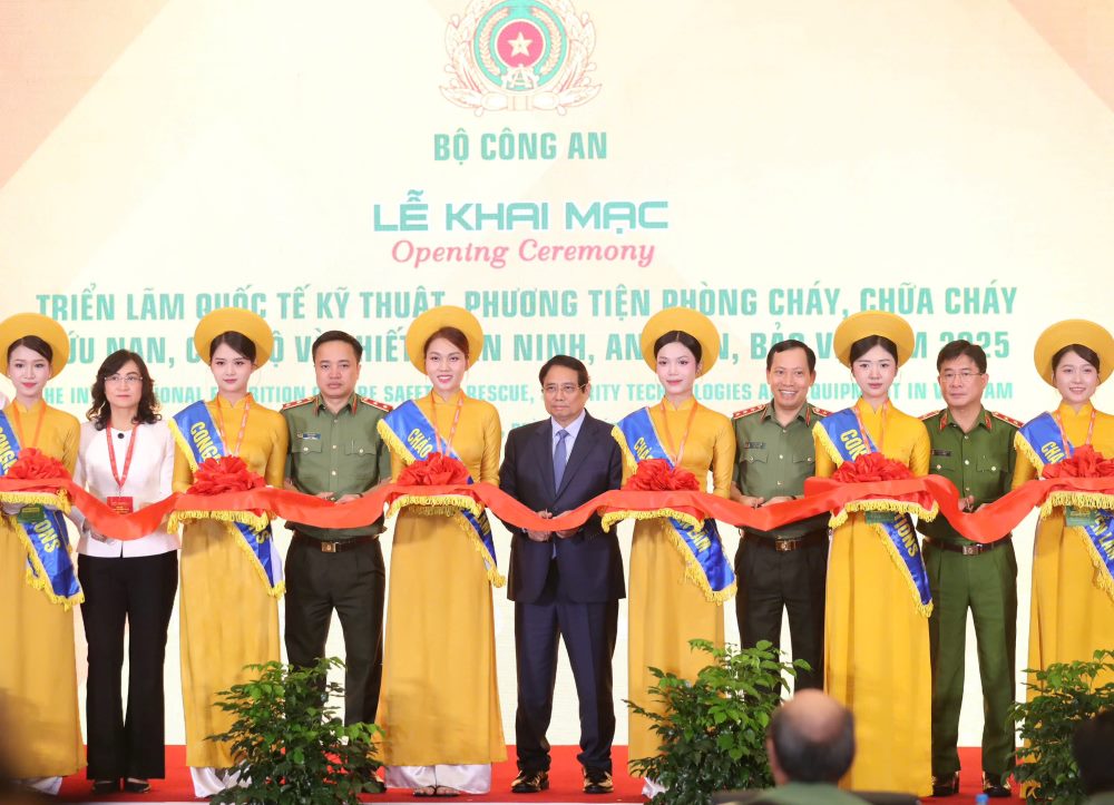 Thu tuong va cac dai bieu cat bang khai mac Trien lam Trien lam Quoc te ve ky thuat, phuong tien PCCC, cuu ho cuu nan va thiet bi an ninh, an toan, bao ve nam 2025 - Anh: Anh Tu  