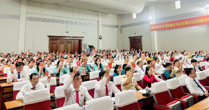 Dai bieu bieu quyet thong qua cac chi tieu Nghi quyet, trong do co muc tieu thu nhap binh quan 120 trieu dong vao nam 2030. Anh: Hoang Loc