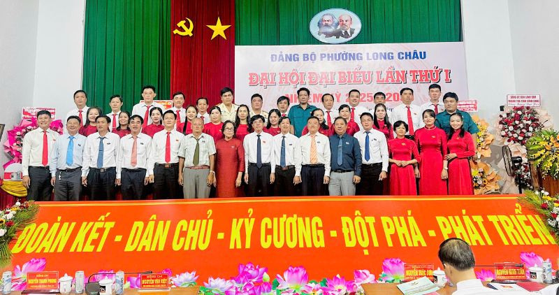 The Executive Committee of the Party Committee of Long Chau Ward, Vinh Long Province, term I, 2025 - 2030, launched the Congress. Photo: Hoang Loc
