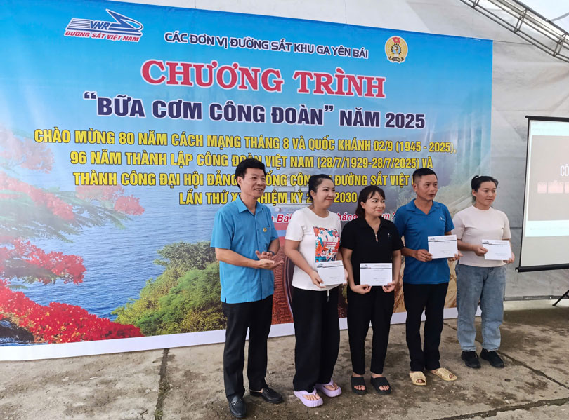 Ong Mai Thanh Phuong - Chu tich Cong doan Duong sat Viet Nam trao tro cap cho cac cong nhan lao dong co hoan canh kho khan. Anh: Duc Thanh