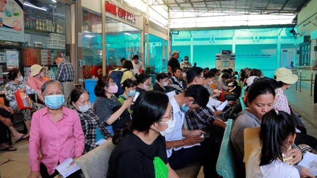 Cac benh vien gap ap luc no do chi vuot du toan BHYT. Anh: Nguyen Ly