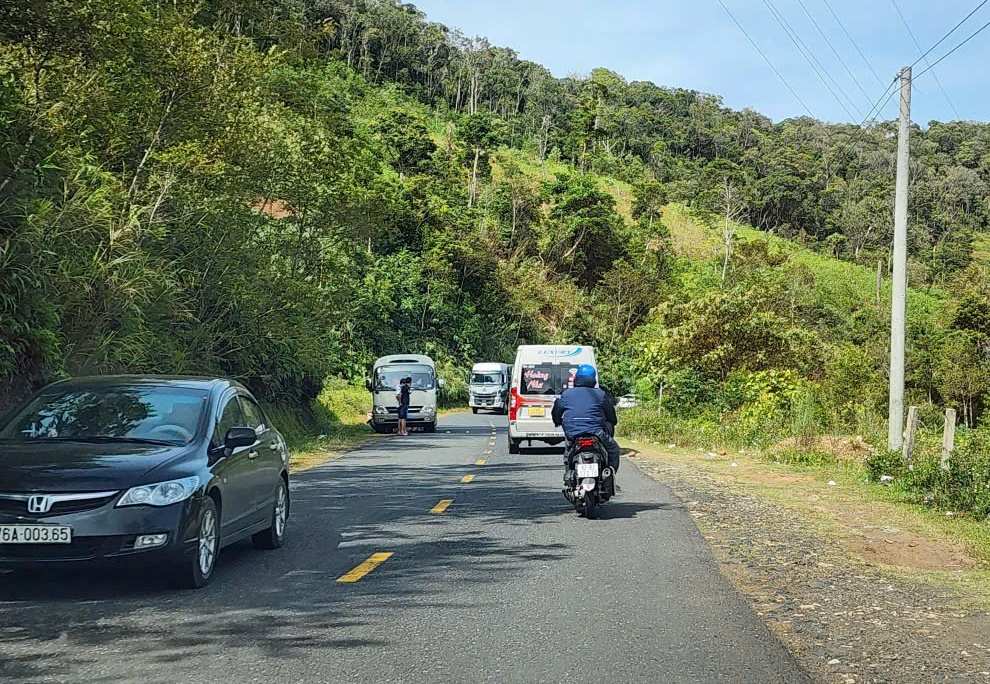 National Highway 24 through Quang Ngai has many small and narrow sections that need to be upgraded and expanded. Photo: Vien Nguyen