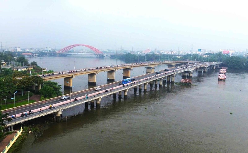 Binh Trieu 1 Bridge - the Northeast gateway of Ho Chi Minh City has banned cars for more than 3 months to increase the clearance. Photo: Minh Quan