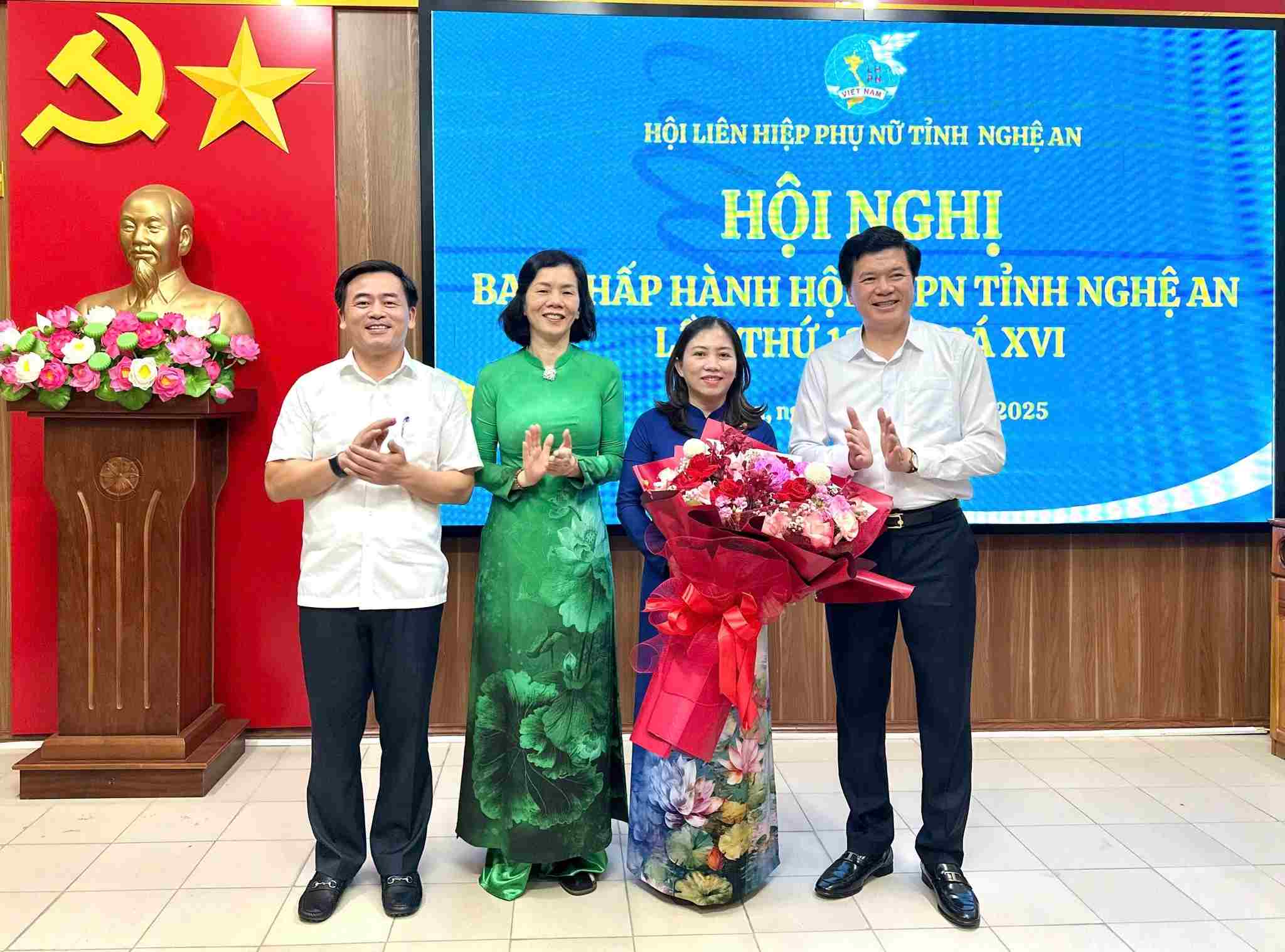 Lanh dao cac co quan, ban nganh tang hoa chuc mung tan Chu tich Hoi Lien hiep Phu nu Viet Nam tinh Nghe An Hoang Thi Thu Hien. Anh: Ngoc Anh