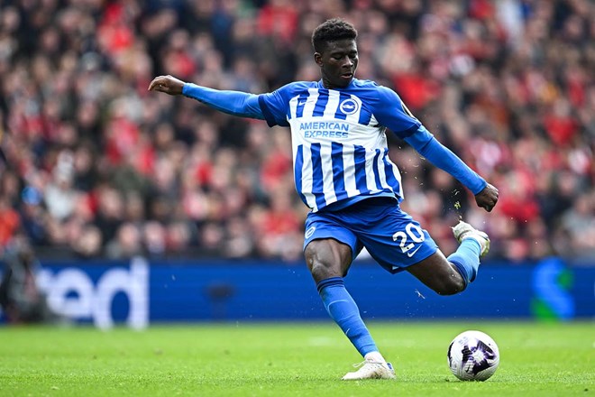 Carlos Baleba hien la muc tieu san don hang dau cua Man United.  Anh: AFP