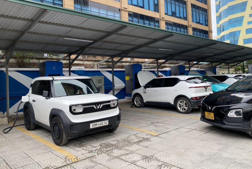 Las estaciones de carga de vehiculos electricos estan ubicadas en muchos lugares convenientes para que las personas las utilicen. Foto: Huong Giang