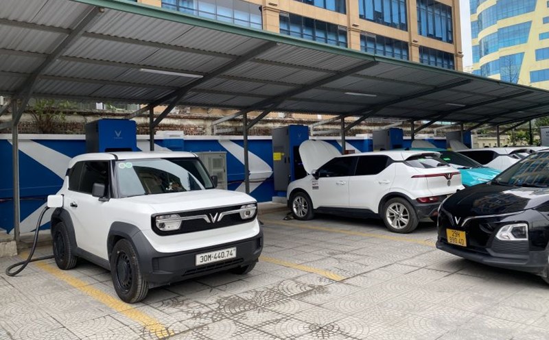 Las estaciones de carga de vehiculos electricos estan ubicadas en muchos lugares convenientes para que las personas las utilicen. Foto: Huong Giang