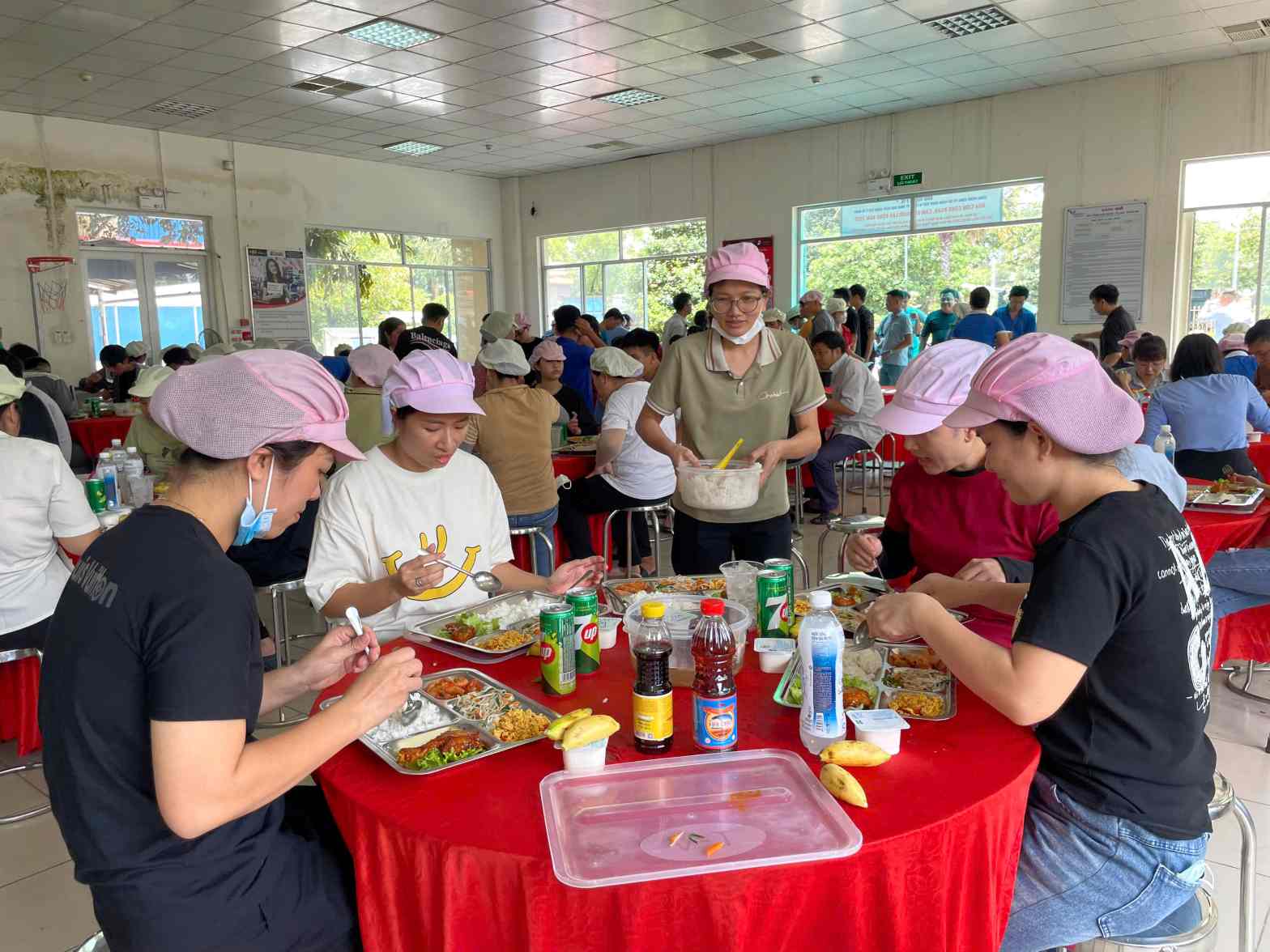 Co 600 doan vien, lao dong duoc thu huong Bua com Cong doan. Anh: Dinh Trong