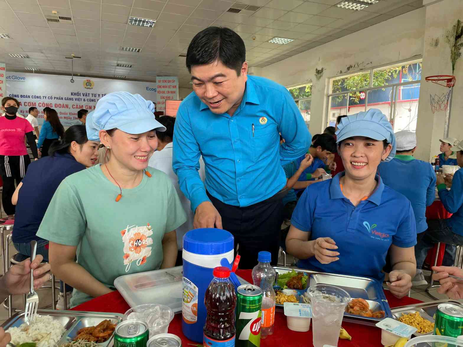 Nguyen Tan Dat 호치민시 노동총연맹 부위원장이 노동자들을 격려하고 있습니다. 사진: Dinh Trong