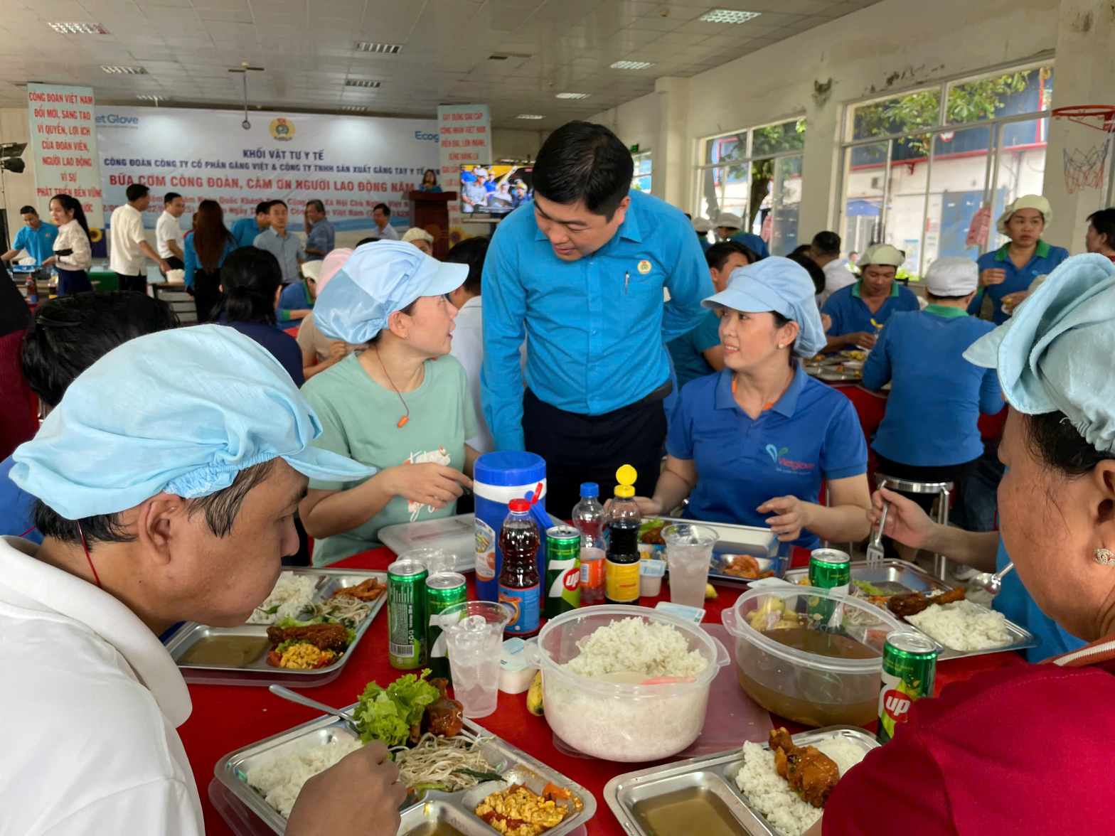 Ong Nguyen Tan Dat - Pho Chu tich LDLD TPHCM ve du chuong trinh Bua com Cong doan. Anh: Dinh Trong