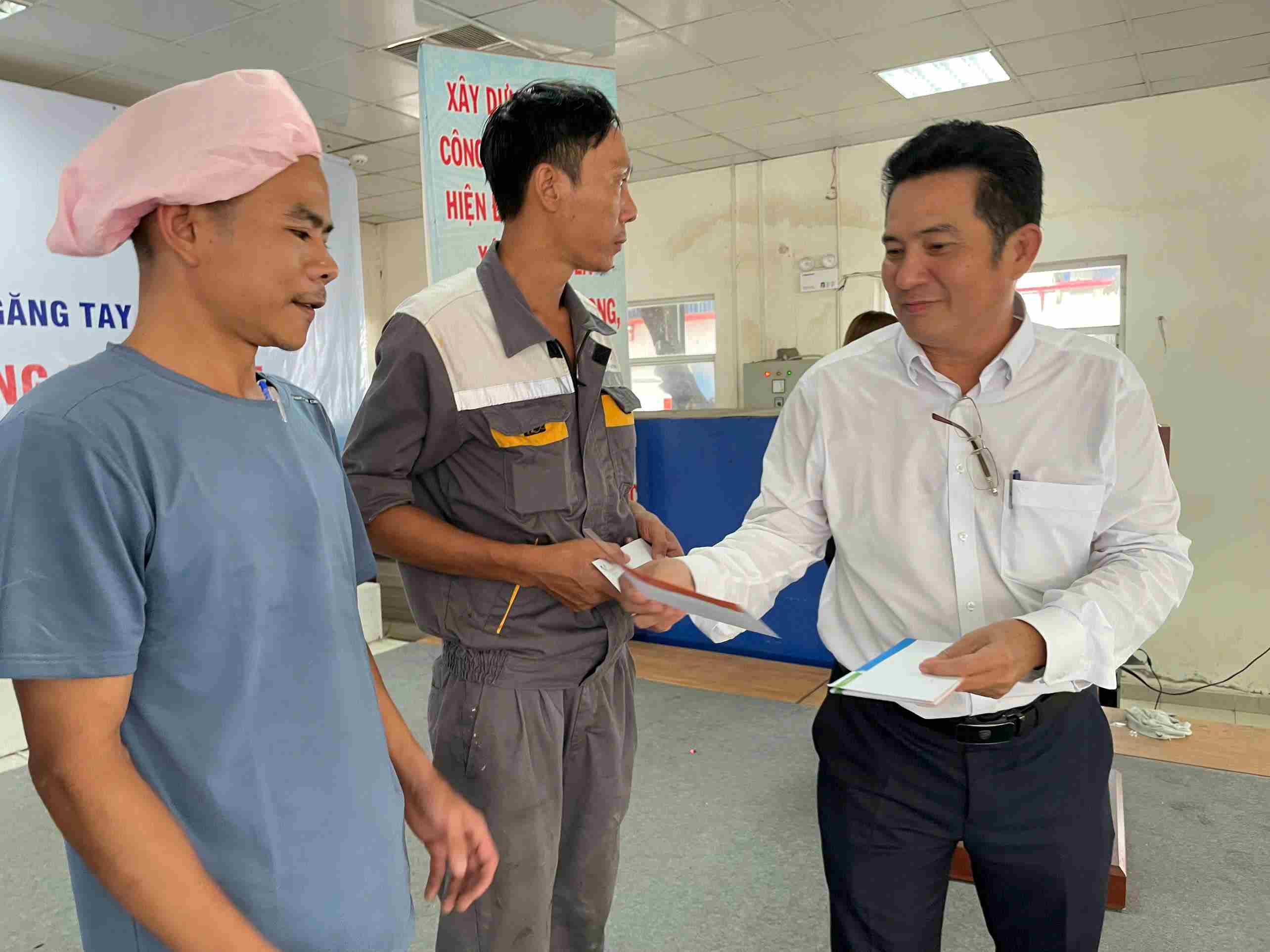 Ong Tran Van Hoang - Pho Tong Giam doc Cong ty Co phan Gang Viet trao qua ho tro nguoi lao dong. Anh: Dinh Trong